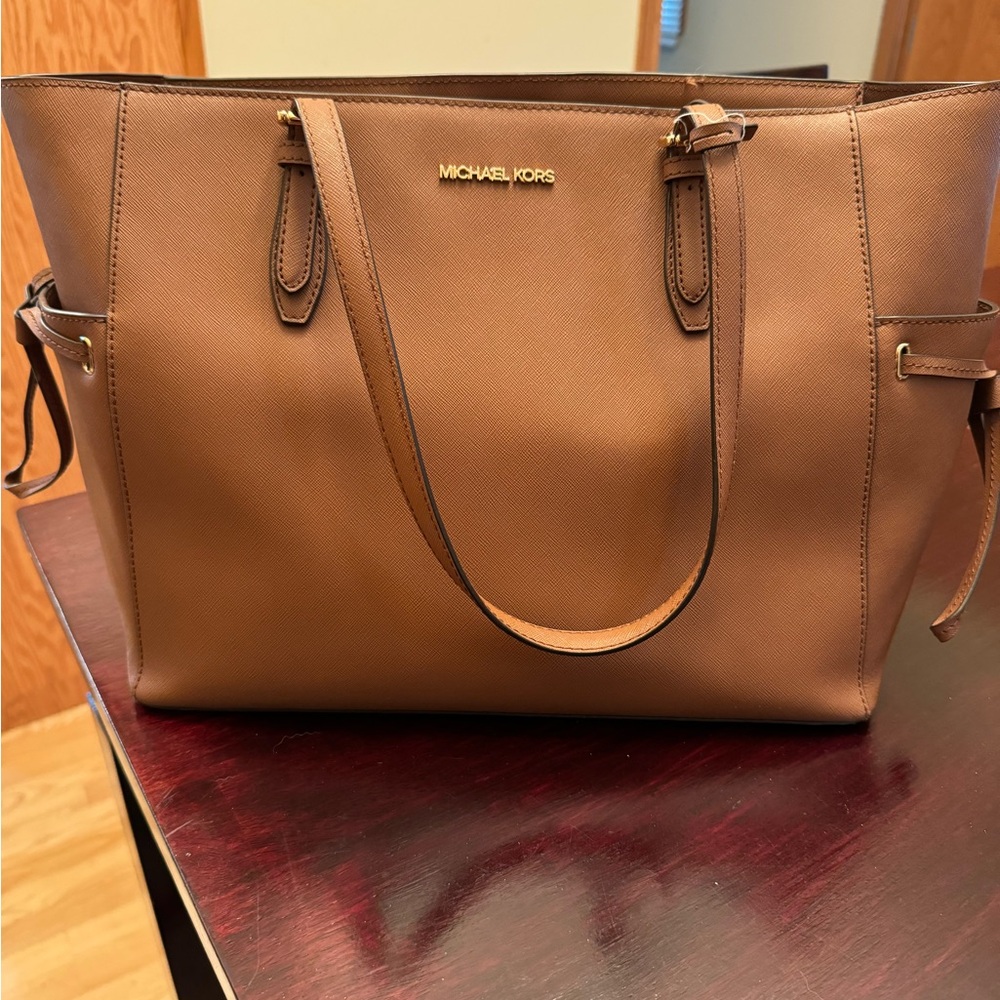 Micheal kors tote bag. Large in size. Gently used